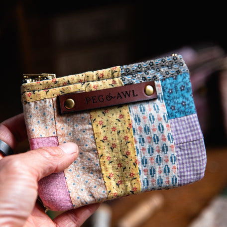 Spender Pouch with 1900s Log Cabin Patchwork Quilt: Ameliana